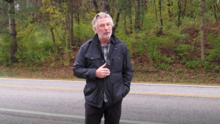 Alec Baldwin se pronuncia por primera vez desde la muerte de Halyna Hutchins.