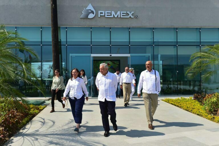 México inaugura su séptima refinería tras 45 años México inaugura su séptima refinería tras 45 años